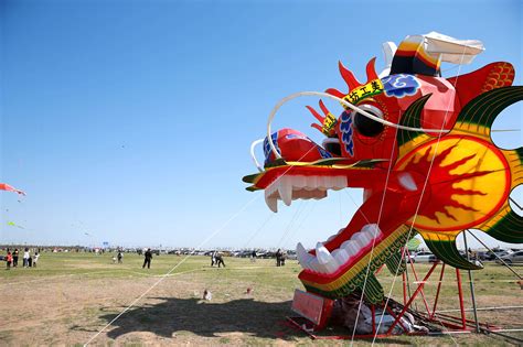 worlds largest kite takes   skies   chinas weifang cgtn