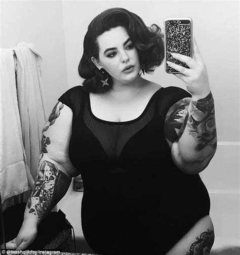 tess holliday snaps airport selfie in dump trump t shirt daily mail online