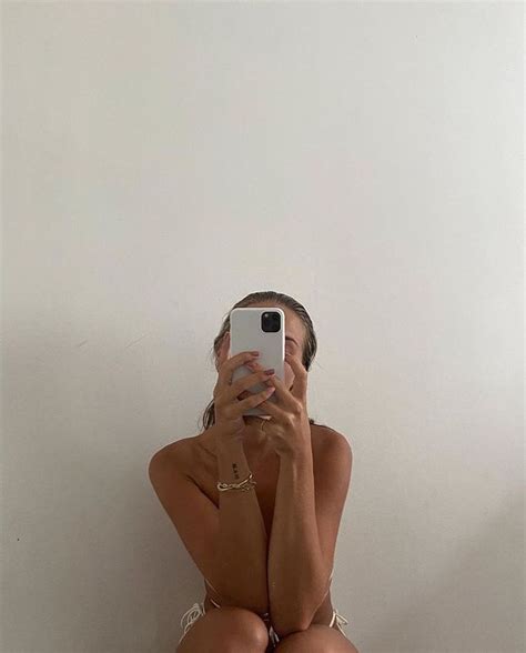 Pin By Page Robinson On Summer 2020 Mirror Selfie Mirror Selfie