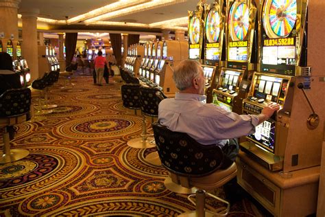 vegas strip casinos  gambling revenues dip   month straight