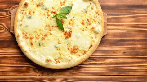 pizza ai  formaggi filante bianca   quattro consistenze dissapore