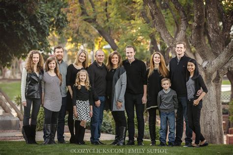 simple ways  pose large families  portraits