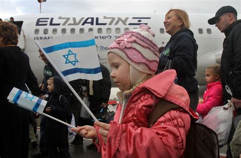 fleeing  countrys civil war ukrainian jews head  israel