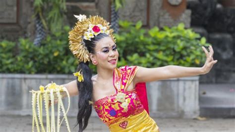 The History And Meaning Of Pendet Dance From Bali Check Out The 7