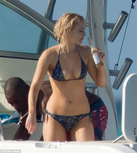 jennifer lawrence shows off her sexy figure