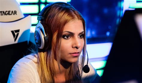 hottest pro gamer girls thatd destroy   video games wow