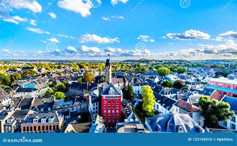 satellietbeeld van de historische stad van maastricht  nederland zoals die van de toren van de