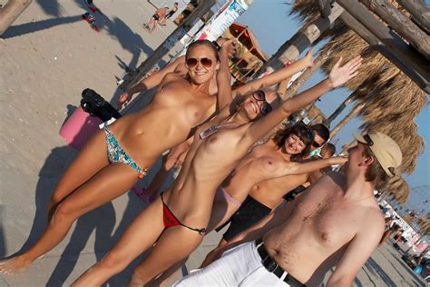 sexy naked teens play together at a public beach pichunter