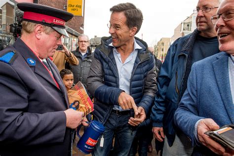 mark rutte  ede veel selfies maar regiodossiers blijven dicht foto gelderlandernl