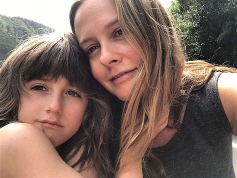 alicia silverstone says her son 7 has never taken medicine thanks