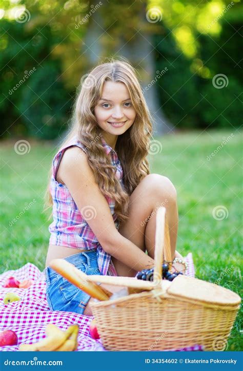 Красивая девушка на пикнике Стоковое Фото изображение насчитывающей