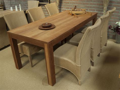 houten tafel met  rieten stoelen optioneel
