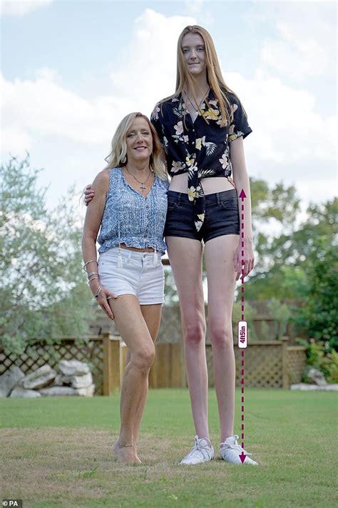 that s pin credible woman 17 who stands tall at 6ft 10in has the