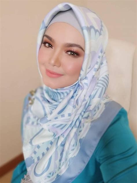 foto gaya hijab siti nurhaliza tetap cantik walau sudah punya cucu