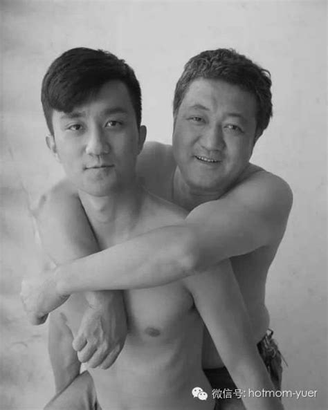 dad takes a photo of himself with his son for 26 years