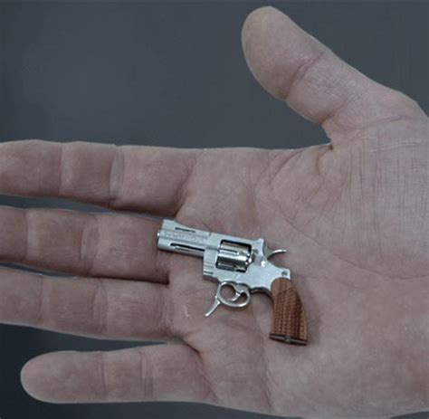 schweiz das ist der kleinste scharfe revolver der welt welt