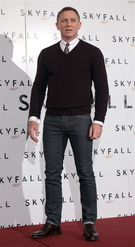 daniel craig debuts skyfall  italy   bond girl   side   mens casual outfits