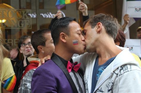 ‘kiss in protest challenges russia s stance on gay rights
