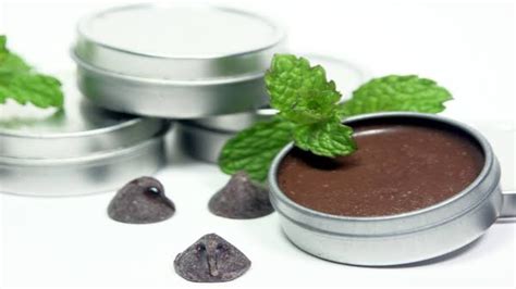 घर पर आसानी से बनाएं Mint Chocolate Lip Balm अपने होठों को करें