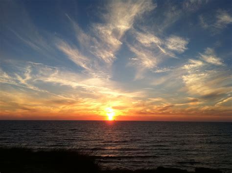 prachtige avondlucht van ondergaande zon boven de zee bij hirtshals denemarken sunset