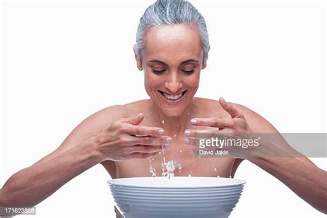 Mature Woman Washing Face Foto E Immagini Stock Getty Images