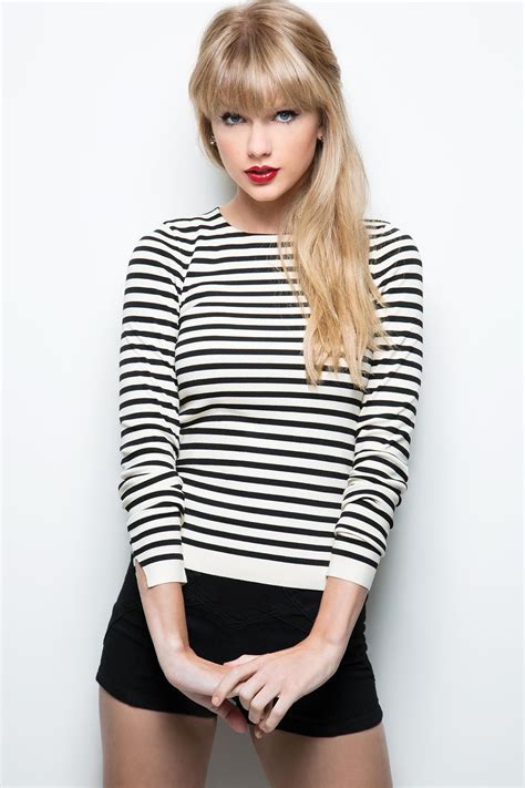 Taylor Swift Black And White Stripes Pretty Girl Pics