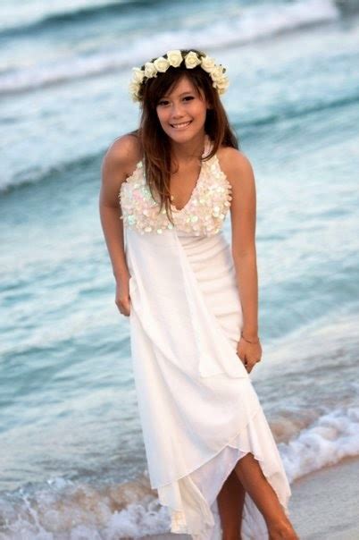 Photo Seksi Shinta Rosari Gaun Putih Di Pantai