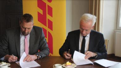 gemeente wijchen en dhl supply chain tekenen overeenkomst voor bouw nieuwe hal op bijsterhuizen