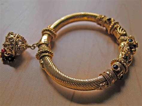 types  bangles worn  indian married women