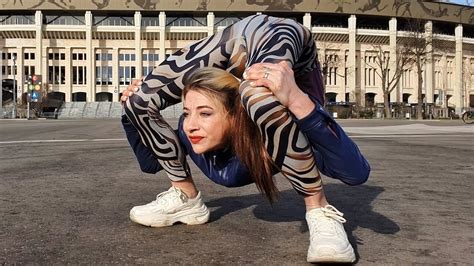 Contortion On The Street Flexible Alesya Does Extreme Acrobatic Poses