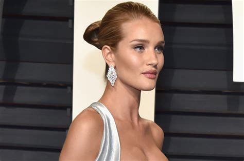 Oscars 2017 Rosie Huntington Whiteley Flaunts Jaw Dropping Cleavage