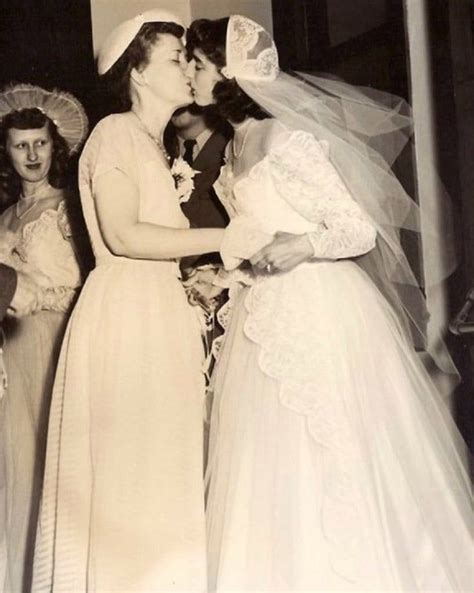36 vintage snapshots of women expressed their love together from the