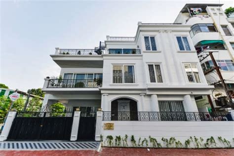 classic  timeless home design   multi storeyed residence  mumbai homify