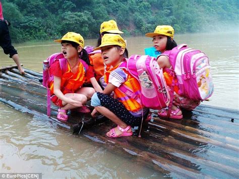 Chinese Pupils Are Ferried Across River On Raft Daily Mail Online