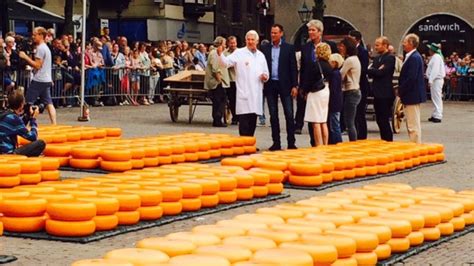 az directeur opent kaasmarkt een mooie traditie nh nieuws