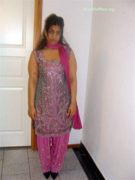booby desi babe posing in salwar kameez and undies pics