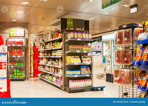 barcelona spanje januari   voedselboxen  supermarkt redactionele foto image