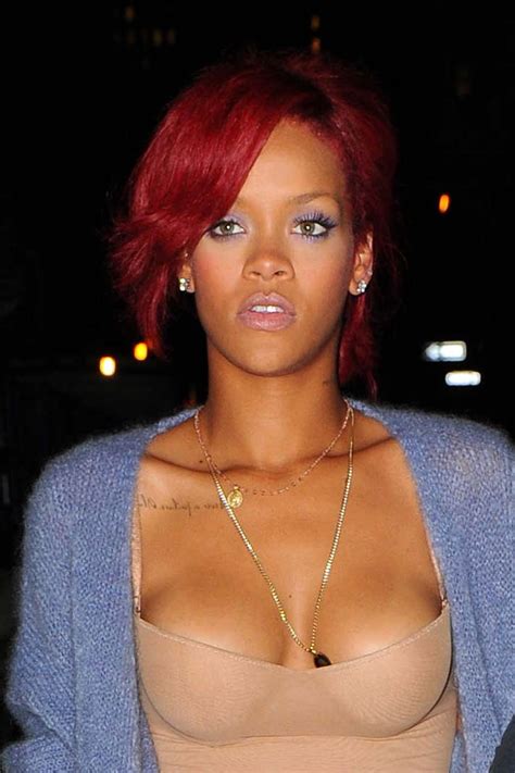Rihanna A L Air Sacrément Sexy En Exposant Son énorme Décolleté Photos