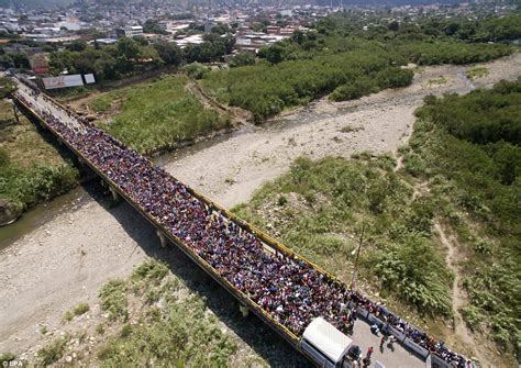 mass exodus as thousands of venezuelans flee the country daily mail