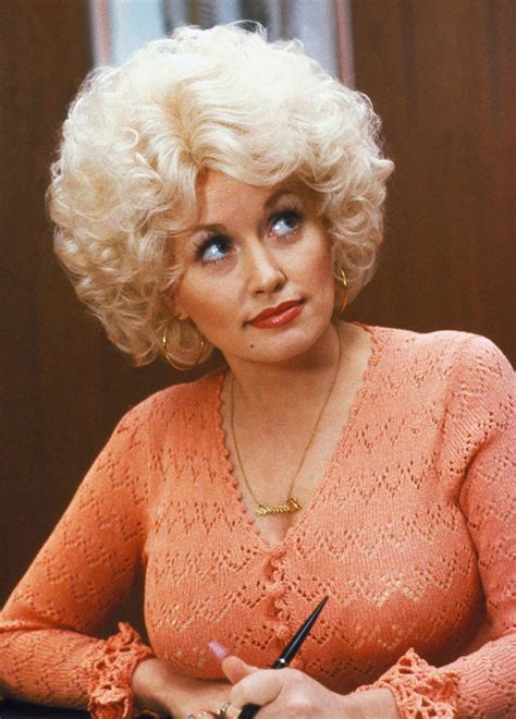 20 Beautiful Portrait Photos Of Dolly Parton In The 1970s