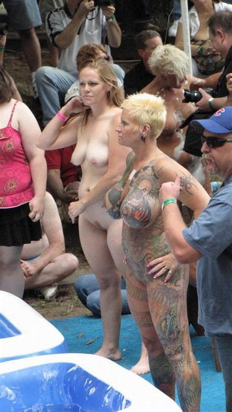 Busty Tätowierte Milf Posiert Nackt Im Freien Porno Bilder Sex Fotos