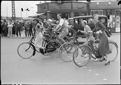 21 Rare Vintage Photos Capturing People Cycling On