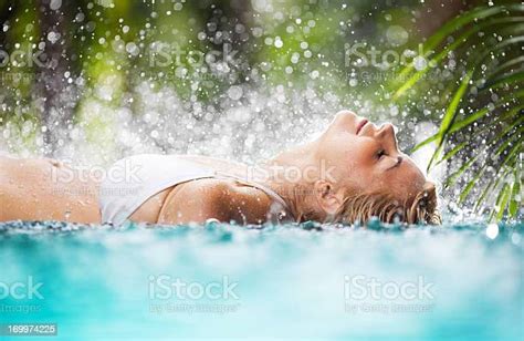 schöne frau entspannung im tropischen pool stockfoto und mehr bilder
