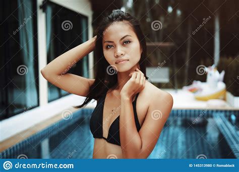 portret van sexy aziatische oosterse vrouw die een bikini dragen en aan