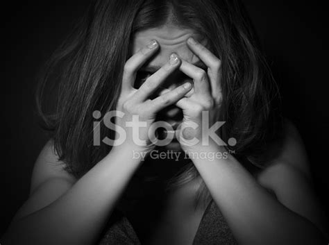 うつ病と絶望が泣く女性顔を覆った ストックフォト Freeimages