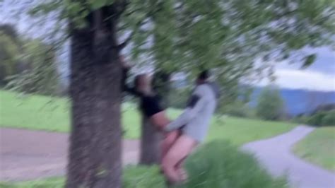 running milf baisée par un inconnu en plein air dans le bois redtube