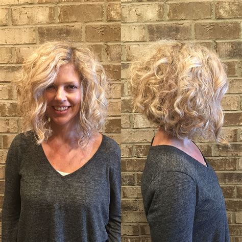blonde curly inverted bob by stylist misty callaway cheveux salon