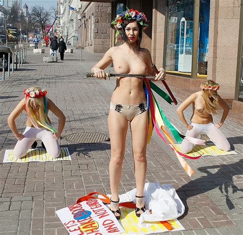Femen Support Japan “let’s Shake Boobs And Not Earth ” Sankaku Complex