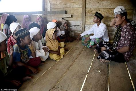 nomadic indonesian jungle people tribe converts to islam daily mail