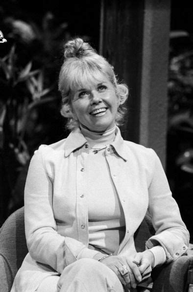 tonight show starring johnny carson pictured actresssinger